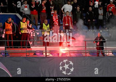 Neapel, Italia. 8 novembre 2023. Calcio: UEFA Champions League, SSC Napoli - 1. FC Union Berlin, fase a gironi, gruppo C, Matchday 4, Stadio Diego Armando Maradona. Uno steward rimuove un bagliore dal blocco dei visitatori dopo che è stato gettato lì dai tifosi del Napoli. Crediti: Matthias Koch/dpa/Alamy Live News Foto Stock
