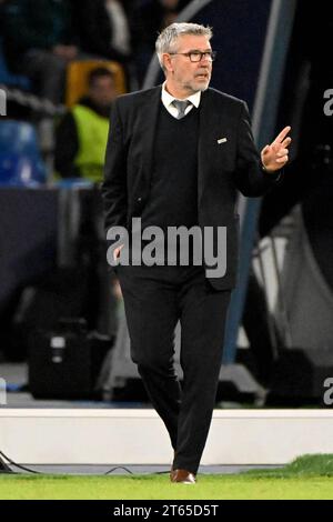 Neapel, Italia. 8 novembre 2023. Calcio: UEFA Champions League, SSC Napoli - 1. FC Union Berlin, fase a gironi, gruppo C, Matchday 4, Stadio Diego Armando Maradona. L'allenatore dell'Unione Urs Fischer (r) dà istruzioni tattiche. Crediti: Matthias Koch/dpa/Alamy Live News Foto Stock