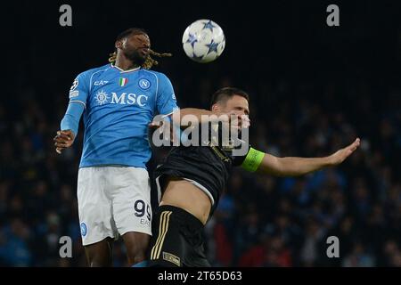 Napoli, Italia. 8 novembre 2023. Zambo Anguissa del Napoli SSC compete per il ballo con Paul Jaeckel del FC Union Berlino durante la UEFA Champions League tra SSC Napoli e FC Union Berlin allo stadio Diego Armando Maradona credito: Agenzia fotografica indipendente/Alamy Live News Foto Stock