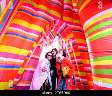 New York, USA, 8 novembre 2023. L'artista pop concettuale argentina Marta Minujín (R) posa per un selfie accanto alla fondatrice della Sudestada Gimena Garmendia (L) e al direttore artistico dell'alleanza di Times Square Jean Cooney, all'interno della nuova installazione di Minujin "Sculpture of Dreams" a Times Square. Il vibrante gonfiabile di 16 pezzi su larga scala nelle strisce distintive dell'artista è la prima scultura pubblica di Minujín a New York City nei suoi sessant'anni di carriera, ed è presentato in coincidenza con la principale mostra di rilievo del suo lavoro del Museo ebraico, Marta Minujín: Arte! Arte! Arte!, apertura il 17 novembre. C Foto Stock