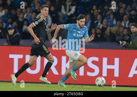 Napoli, Italia. 8 novembre 2023. Khvicha Kvaratskhelia dell'SSC Napoli compete per il ballo con Paul Jaeckel dell'FC Union Berlino durante la UEFA Champions League tra SSC Napoli e FC Union Berlin allo stadio Diego Armando Maradona credito: Agenzia fotografica indipendente/Alamy Live News Foto Stock