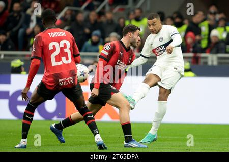 Kylian Mbappe del PSG, ha lasciato Davide Calabria del Milan durante la UEFA Champions League, gruppo F partita di calcio tra AC Milan e Paris Saint-Germain il 7 novembre 2023 allo Stadio San Siro di Milano, Italia - foto Jean Catuffe / DPPI Foto Stock