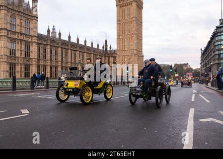 1900 De Dion Bouton e 1901 auto Royal Enfield che partecipano a Londra alla corsa di auto veterane di Brighton, evento automobilistico d'epoca che attraversa Westminster Foto Stock