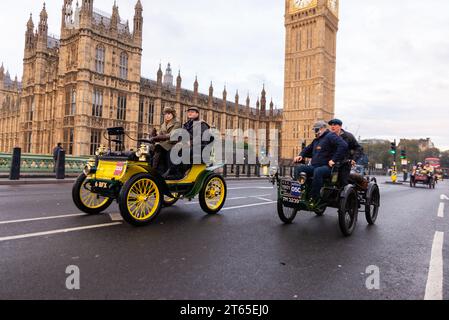 1900 De Dion Bouton e 1901 auto Royal Enfield che partecipano a Londra alla corsa di auto veterane di Brighton, evento automobilistico d'epoca che attraversa Westminster Foto Stock