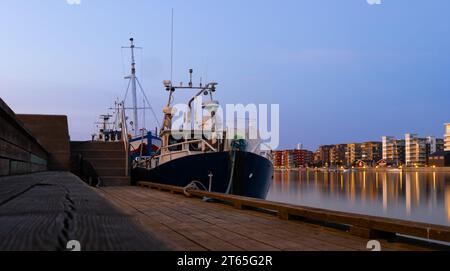 Una barca al porticciolo con vista su Limhamn, Svezia Foto Stock