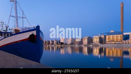 Una barca al porticciolo con vista su Limhamn, Svezia Foto Stock