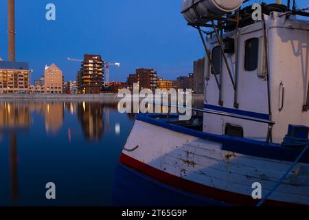 Una barca al porticciolo con vista su Limhamn, Svezia Foto Stock