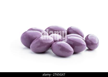 Mandorle zuccherate colorate isolate su sfondo bianco Foto Stock