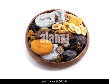 Frutta secca in recipiente di legno isolato su bianco Foto Stock