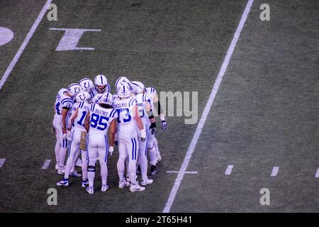 Charlotte, NC, USA. 5 novembre 2023. Gli Indianapolis Colts si riuniscono durante il primo quarto del match contro i Carolina Panthers a Charlotte, NC. (Scott Kinser/Cal Sport Media). Credito: csm/Alamy Live News Foto Stock