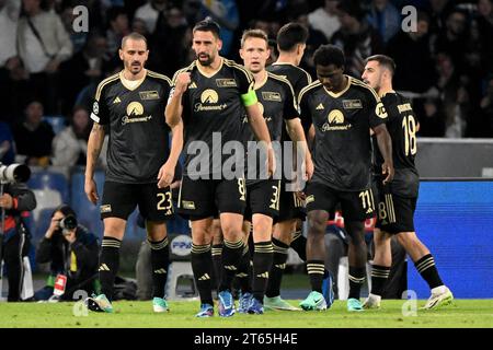 Neapel, Italia. 8 novembre 2023. Calcio: UEFA Champions League, SSC Napoli - 1. FC Union Berlin allo Stadio Diego Armando Maradona di Napoli. David Datro Fofana di Union (2° da destra) torna indietro con i suoi compagni di squadra dopo il suo obiettivo di arrivare 1:1. (Replay with Modified image section) Credit: Matthias Koch/dpa/Alamy Live News Foto Stock
