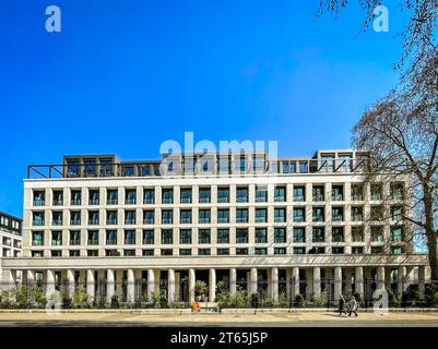 Inghilterra, Regno Unito, 17 aprile 2023, veduta di un edificio, parte della riqualificazione della Chelsea Barracks nella City of Westminster borough Foto Stock