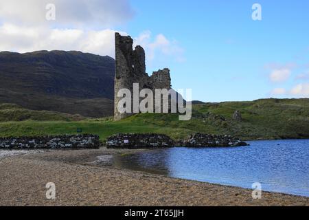 La rovina del castello di Ardvreck del XVI secolo si trovava su un promontorio roccioso a Loch Assynt, Sutherland, Scozia, Regno Unito Foto Stock