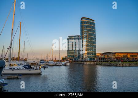 Nuovi blocchi di appartamenti sulla banchina di Chatham Maritime Marina al tramonto Foto Stock