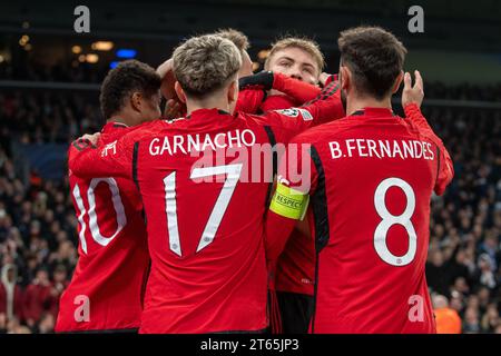 Copenhagen, Danimarca. 8 novembre 2023. Rasmus Højlund del Manchester Utd celebra il punteggio con i compagni di squadra durante la partita di UEFA Champions League Group A tra il F.C. Copenhagen e il Manchester United a Parken a Copenaghen, Danimarca, l'8 novembre 2023 (foto di Andrew SURMA/ Credit: SIPA USA/Alamy Live News Foto Stock