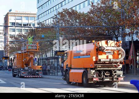 CVAG Wartung des Schienennetztes 07.11.2023, Chemnitz, Straße der Nationen, Mitarbeiter der CVAG arbeiten intensiv an der Wartung der Gleisanlagen und Oberleitungen, Oberleitung wird kontrolliert, eine spezielle Kehrine reinigt die Schienen und Mitarbeiter kärchern die Weichen. Chemnitz Sachsen BRD *** CVAG manutenzione della rete ferroviaria 07 11 2023, Chemnitz, Straße der Nationen, i dipendenti della CVAG lavorano intensamente alla manutenzione dei binari e delle linee aeree, vengono controllate le linee aeree, una spazzatrice speciale pulisce le ferrovie e i dipendenti puliscono gli interruttori Chemnitz Saxony BRD Foto Stock