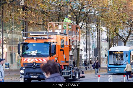 CVAG Wartung des Schienennetztes 07.11.2023, Chemnitz, Straße der Nationen, Mitarbeiter der CVAG arbeiten intensiv an der Wartung der Gleisanlagen und Oberleitungen, Oberleitung wird kontrolliert, eine spezielle Kehrine reinigt die Schienen und Mitarbeiter kärchern die Weichen. Chemnitz Sachsen BRD *** CVAG manutenzione della rete ferroviaria 07 11 2023, Chemnitz, Straße der Nationen, i dipendenti della CVAG lavorano intensamente alla manutenzione dei binari e delle linee aeree, vengono controllate le linee aeree, una spazzatrice speciale pulisce le ferrovie e i dipendenti puliscono gli interruttori Chemnitz Saxony BRD Foto Stock