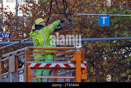 CVAG Wartung des Schienennetztes 07.11.2023, Chemnitz, Straße der Nationen, Mitarbeiter der CVAG arbeiten intensiv an der Wartung der Gleisanlagen und Oberleitungen, Oberleitung wird kontrolliert, eine spezielle Kehrine reinigt die Schienen und Mitarbeiter kärchern die Weichen. Chemnitz Sachsen BRD *** CVAG manutenzione della rete ferroviaria 07 11 2023, Chemnitz, Straße der Nationen, i dipendenti della CVAG lavorano intensamente alla manutenzione dei binari e delle linee aeree, vengono controllate le linee aeree, una spazzatrice speciale pulisce le ferrovie e i dipendenti puliscono gli interruttori Chemnitz Saxony BRD Foto Stock