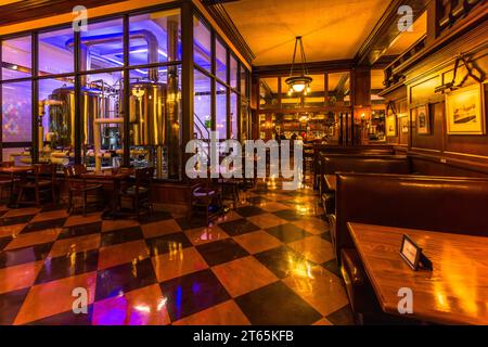 Camera con bollitore per caffè nel ristorante Berghoff al 17 West Adams Street, vicino al centro del Chicago Loop. È stato aperto nel 1898 da Herman Joseph Berghoff ed è diventato un'istituzione di Chicago. Nel 1999, Berghoff ha ricevuto il James Beard Foundation Award nella categoria "America's Classics", che onora i leggendari ristoranti per famiglie in tutto il paese. Il German Berghoff Restaurant di Chicago, Illinois, Stati Uniti Foto Stock