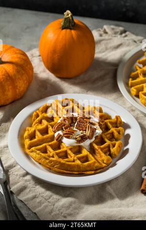 Colazione fatta in casa, waffle alla zucca con noci pecan e panna montata Foto Stock