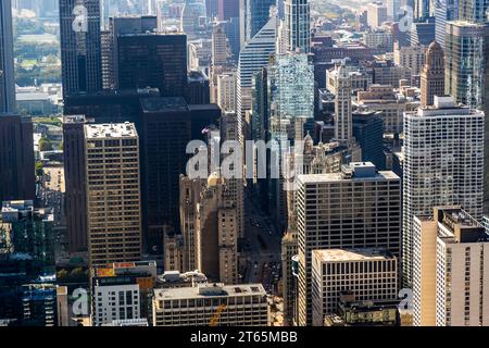 875 North Michigan Avenue è l'indirizzo del John Hancock Center. Dalla piattaforma panoramica al 94° piano, avrete una buona panoramica degli edifici di Chicago. Chicago, Stati Uniti Foto Stock