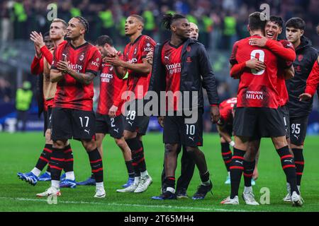 (R-L) Olivier Giroud del Milan festeggia la vittoria al termine della partita con Tijjani Reijnders del Milan, Rafael Leao del Milan, Malick Thiaw dell'AC Milan e Noah Okafor dell'AC Milan durante la fase a gironi di UEFA Champions League 2023/24 - partita di calcio del gruppo F tra l'AC Milan e il Paris Saint-Germain FC allo Stadio San Siro, Milano, Italia il 7 novembre 2023 - foto FCI / Fabrizio Carabelli punteggio finale; AC Milano 2 : 1 Paris Saint-Germain. Foto Stock