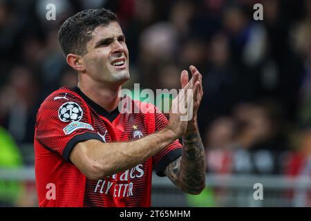 Christian Pulisic dell'AC Milan saluta i tifosi durante la fase a gironi di UEFA Champions League 2023/24 - partita di calcio del gruppo F tra l'AC Milan e il Paris Saint-Germain FC allo Stadio San Siro. Punteggio finale; AC Milan 2 : 1 Paris Saint-Germain. Foto Stock