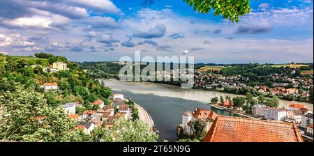 Vista panoramica di Passau. Skyline aereo della città vecchia dal castello di veste Oberhaus . Confluenza di tre fiumi Danubio, Inn, Ilz, Baviera, Germania. Foto Stock