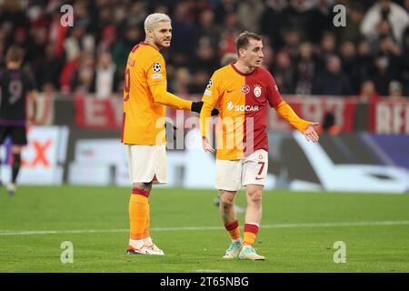 Monaco, Germania. 8 novembre 2023. Galatasaray attaccante Mauro Icardi (9) e Galatasaray attaccante Muhammed Kerem Akturkoglu (7) gesto e domanda durante la partita del Bayern Monaco FC vs Galatasaray A.S. FC UEFA Champions League Group A all'Allianz Arena di Monaco, Germania l'8 novembre 2023 crediti: Every Second Media/Alamy Live News Foto Stock