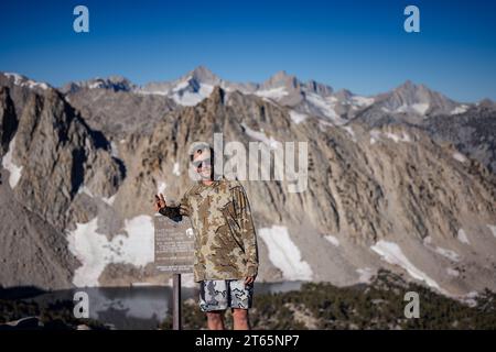 Io in cima al passo kearsarge nelle sierras orientali Foto Stock