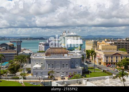 Skyline della città vecchia di San Juan, Porto Rico, con l'Antiguo Casino de Puerto Rico Foto Stock