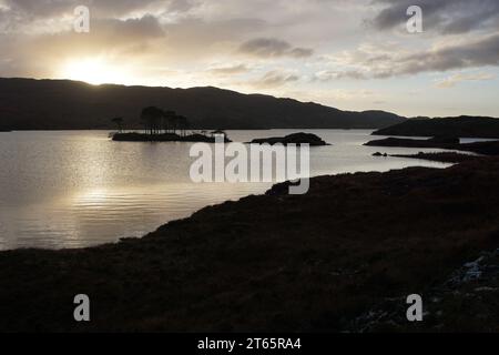 Tramonto su Loch Assynt, Sutherland, Scozia nord-occidentale, Regno Unito Foto Stock