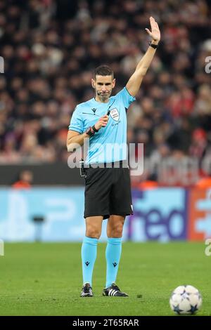 Monaco, Germania. 8 novembre 2023. L'arbitro António Nobre POR gestures durante la partita del Bayern Monaco FC V Galatasaray A.S. FC UEFA Champions League gruppo A all'Allianz Arena, Monaco di Baviera, Germania l'8 novembre 2023 Credit: Every Second Media/Alamy Live News Foto Stock