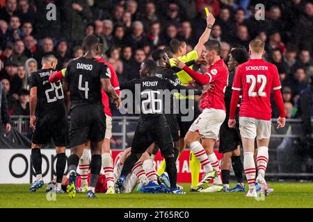 Eindhoven, Paesi Bassi. 8 novembre 2023. EINDHOVEN, PAESI BASSI - 8 NOVEMBRE: Isaac Babadi di PSV, Joey Veerman di PSV, Jerdy Schouten di PSV, Salis Abdul Samed di RC Lens, Deiver Machado, l'arbitro Daniel Siebert mostra il cartellino giallo in discussione e i giocatori si stanno spingendo a vicenda durante la partita di UEFA Champions League gruppo B tra PSV e RC Lens al Philips Stadion l'8 novembre 2023 a Eindhoven, Paesi Bassi. (Foto di Joris Verwijst/Orange Pictures) credito: Orange Pics BV/Alamy Live News Foto Stock