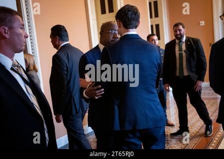 Il senatore degli Stati Uniti Raphael G. Warnock Democratico della Georgia, sinistra, e il senatore degli Stati Uniti Jon Ossoff Democrat della Georgia parlano fuori dal senato pranzo di politica democratica, al Campidoglio degli Stati Uniti a Washington, DC, martedì 7 novembre 2023. Copyright: XRodxLamkeyx/xCNPx/MediaPunchx Foto Stock