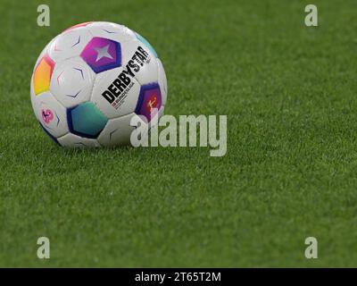 DORTMUND - Derbystar Bundesliga sceglie il pallone durante la partita di Bundesliga tra Borussia Dortmund e FC Bayern MŸnchen al Signal Iduna Park il 4 novembre 2023 a Dortmund, in Germania. ANP | Hollandse Hoogte | GERRIT VAN COLOGNE Foto Stock