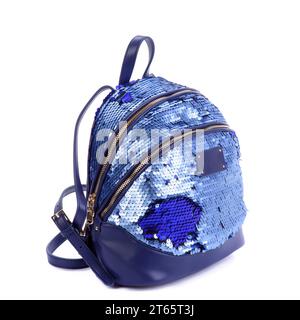 Elegante zaino da donna blu con zip, rivestito di paillettes lucide e isolato su sfondo bianco. Mockup creativo per pubblicizzare una borsa Foto Stock