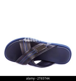 Elegante pantofole maschio nero-blu incrociata con design a rilievo isolato su sfondo bianco con spazio per la copia. Modello per negozi di moda online o. Foto Stock