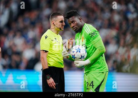 Parken, 8 novembre 2023. L'arbitro Donatas Rumsas parla con il portiere del Manchester United Andre Onana durante la partita di calcio del gruppo A di UEFA Champions League tra FC Copenhagen e Manchester United a Parken l'8 novembre 2023. Foto Stock