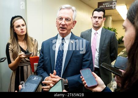 Washington, Stati Uniti. 8 novembre 2023. Il senatore statunitense Tommy Tuberville (R-AL) parla con i giornalisti vicino alla metropolitana del Senato nel Campidoglio degli Stati Uniti. (Foto di Michael Brochstein/Sipa USA) credito: SIPA USA/Alamy Live News Foto Stock