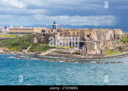 Mura spesse e faro del Castillo San Felipe del Morro a San Juan, Porto Rico Foto Stock