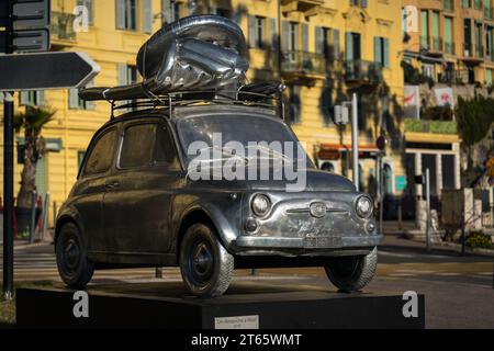 Nizza, Francia - 11 febbraio 2023: Statua metallica Fiat 500 a Port Lympia, Nizza, Francia, creata da Stephane Cipre Foto Stock