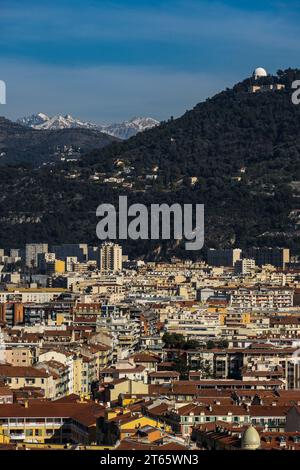 Nizza, Francia - 11 febbraio 2023: Il centro storico di Nizza con l'Osservatorio della Costa Azzurra e le montagne innevate sullo sfondo Foto Stock