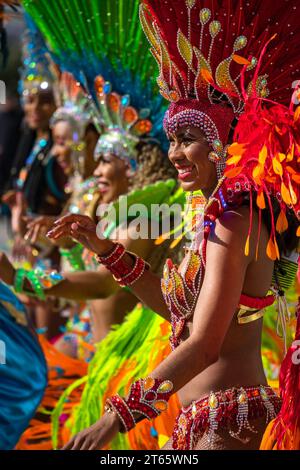 Nizza, Francia - 11 febbraio 2023: Ballerini sorridenti della Samba al Carnevale di Nizza 2023 Foto Stock