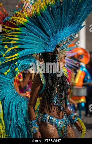 Nizza, Francia - 11 febbraio 2023: Ballerini sorridenti della Samba al Carnevale di Nizza 2023 Foto Stock