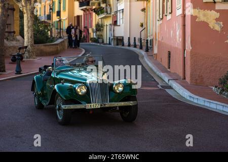 Monaco - 12 febbraio 2023: A bordo di una bellissima auto d'epoca verde olio nel centro storico di Monaco Foto Stock