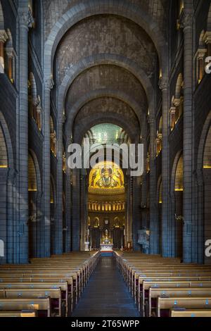 Monaco - 12 febbraio 2023: Gli interni scuri della Cappella della Chiesa della Visitazione di Monaco Foto Stock