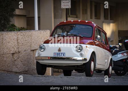 Monaco - 12 febbraio 2023: Piccolo parcheggio rosso-bianco Fiat 500 a Monaco Foto Stock