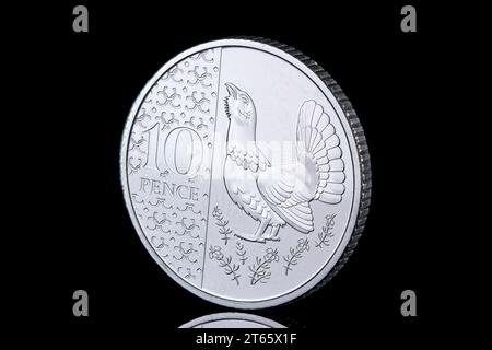 La moneta Capercaillie da 10 pence, tratta dal set di Defintive King Charles III del 2023, entrerà in circolazione generale entro la fine del 2023 Foto Stock