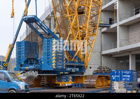 Longeville-lès-Metz, Francia - gru cingolata blu e gialla Terex Superlift 3800 sul cantiere di uno stadio. Foto Stock